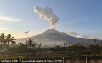 Erupsi Gunung Lewotobi Menyebarkan Abu Vulkanik