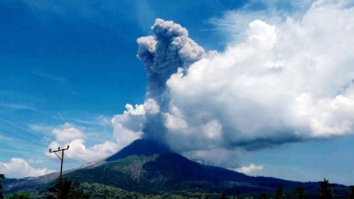Erupsi Gunung Lewotobi Semburkan Abu Vulkanik