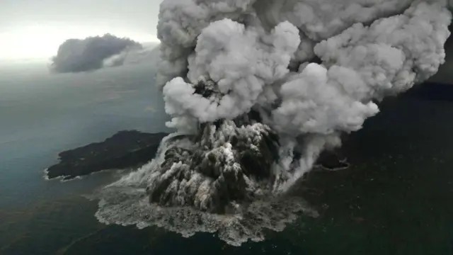 Erupsi Anak Krakatau Lontarkan Batu Pijar Dan Abu