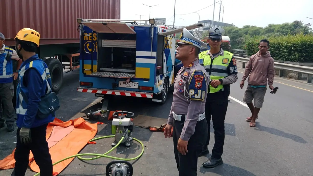 Kecelakaan Beruntun Hantam Enam Kendaraan di Jakarta