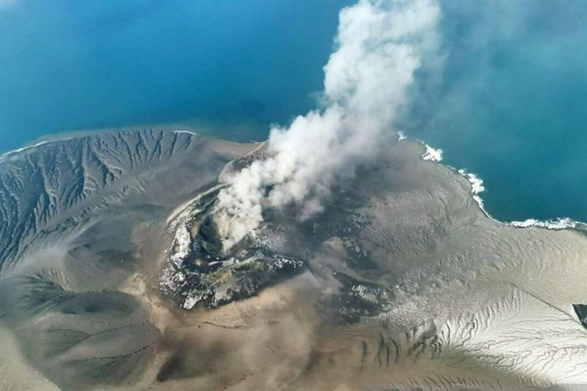 Gunung Anak Krakatau Erupsi Di Selat Sunda